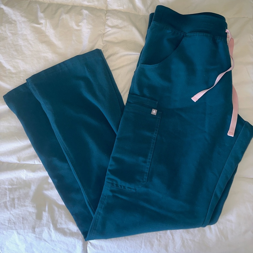 Figs scrub bottoms, size medium. Caribbean blue